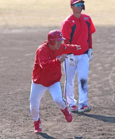 走塁練習に励む小園（撮影・北村雅宏）