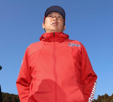 日南キャンプ総括を行う新井監督（撮影・北村雅宏）