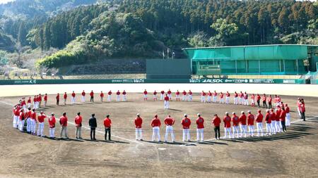 手締めの輪を作る広島ナイン