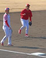 佐々木（左）と三塁の守備練習に励む小園（撮影・北村雅宏）