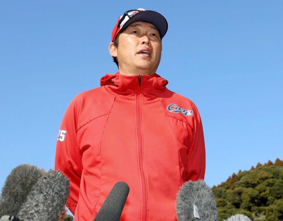 日南キャンプの総括を行う新井監督