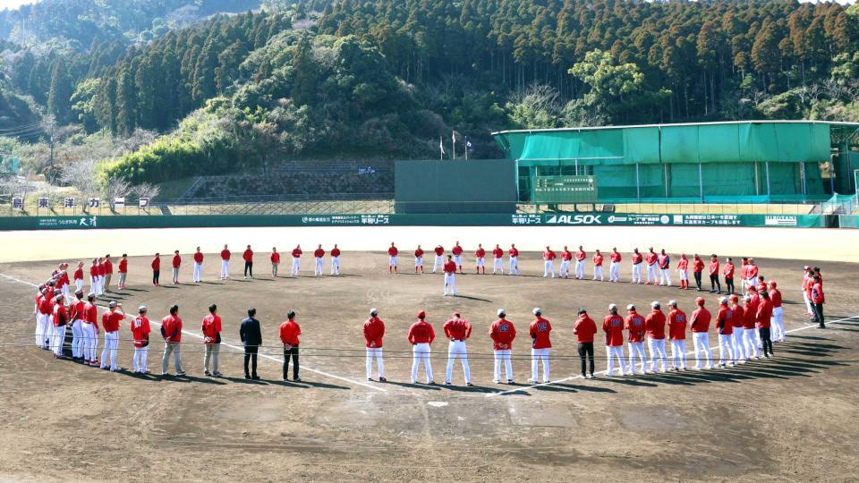 手締めの輪を作る広島ナイン