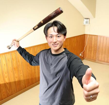 バットを手にサムアップポーズを見せる広島・佐々木泰＝天福（撮影・北村雅宏）