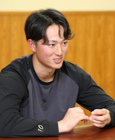 記者の質問に答える広島・佐々木泰