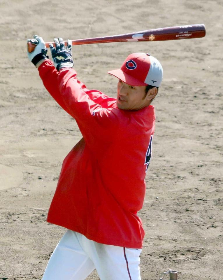 　２軍キャンプでティー打撃に励む矢野（撮影・市尻達拡）