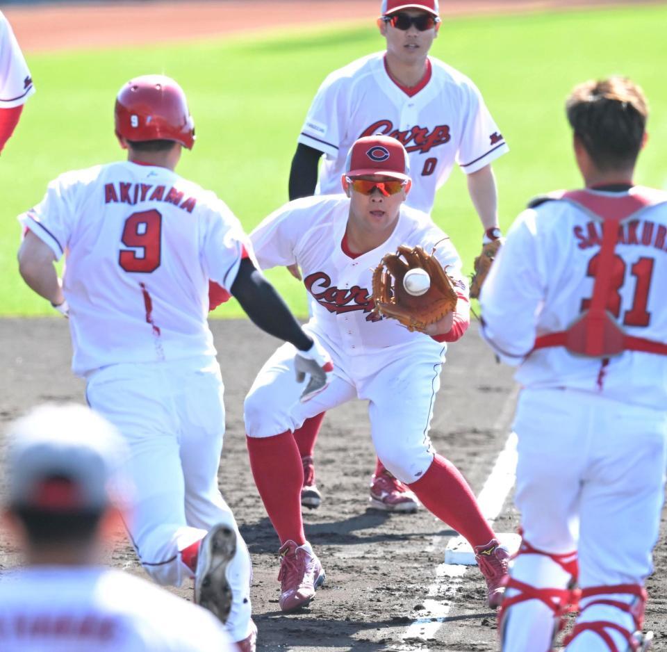 挟殺プレーで軽快な動きを見せる広島・林晃汰＝コザ（撮影・飯室逸平）