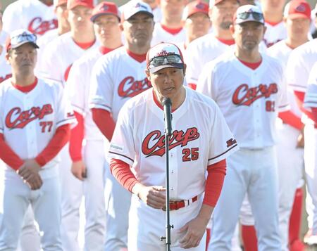 セレモニーであいさつする新井監督（撮影・飯室逸平）
