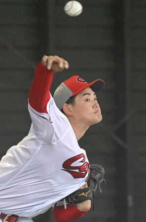 　ブルペンで力投する岡本
