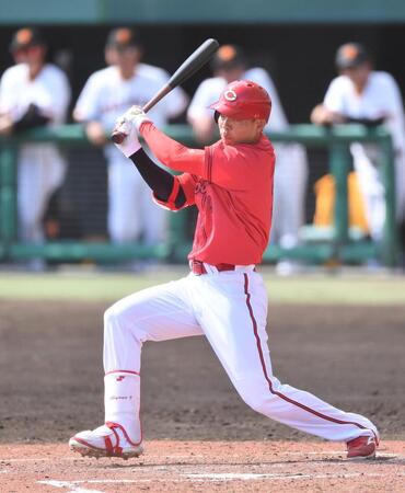 ４回、先制の中前適時打を放つ秋山（撮影・開出牧）