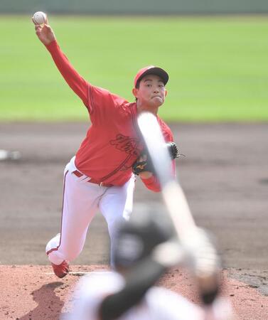 巨人との練習試合で力投する岡本（撮影・開出牧）