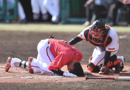 頭部に死球を受け倒れる久保修（左）＝撮影・開出牧