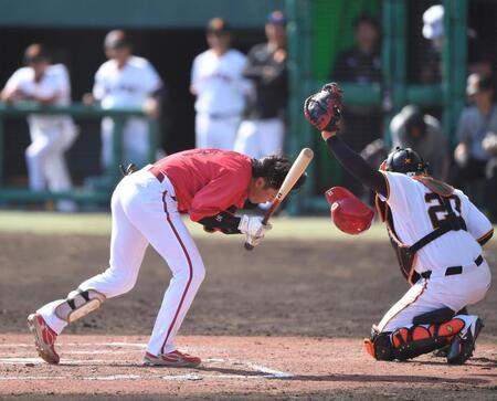 頭部に死球を受ける久保（左）＝撮影・開出牧
