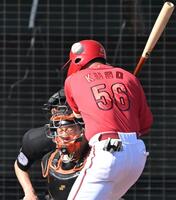 ７回、頭部に死球を受ける久保（撮影・飯室逸平）