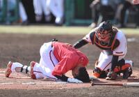 頭部に死球を受け倒れる久保修（左）＝撮影・開出牧