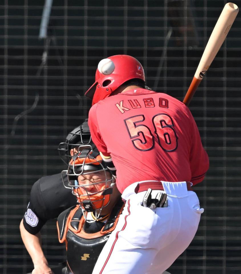 ７回、頭部に死球を受ける久保（撮影・飯室逸平）