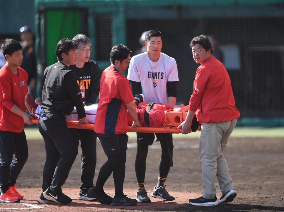 頭部に死球を受け担架で運ばれる久保（中央）＝撮影・開出牧