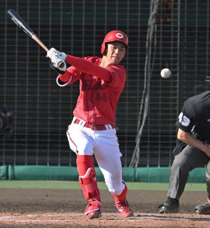 ９回、中前打を放つ西川（撮影・飯室逸平）