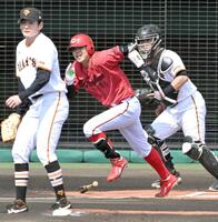 １回、竹丸（左）から中前打を放つ平川（撮影・飯室逸平）