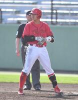 ７回、勝ち越しの右前適時打を放ち出塁した平川（撮影・開出牧）