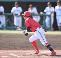 勝ち越しの右前適時打を放つ平川（撮影・開出牧）