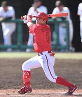 ７回、左前打を放つ勝田（撮影・開出牧）