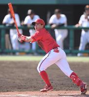 ７回、左前打を放つ勝田（撮影・開出牧）