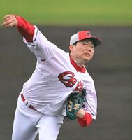 シート打撃に登板し力投する栗林（撮影・飯室逸平）