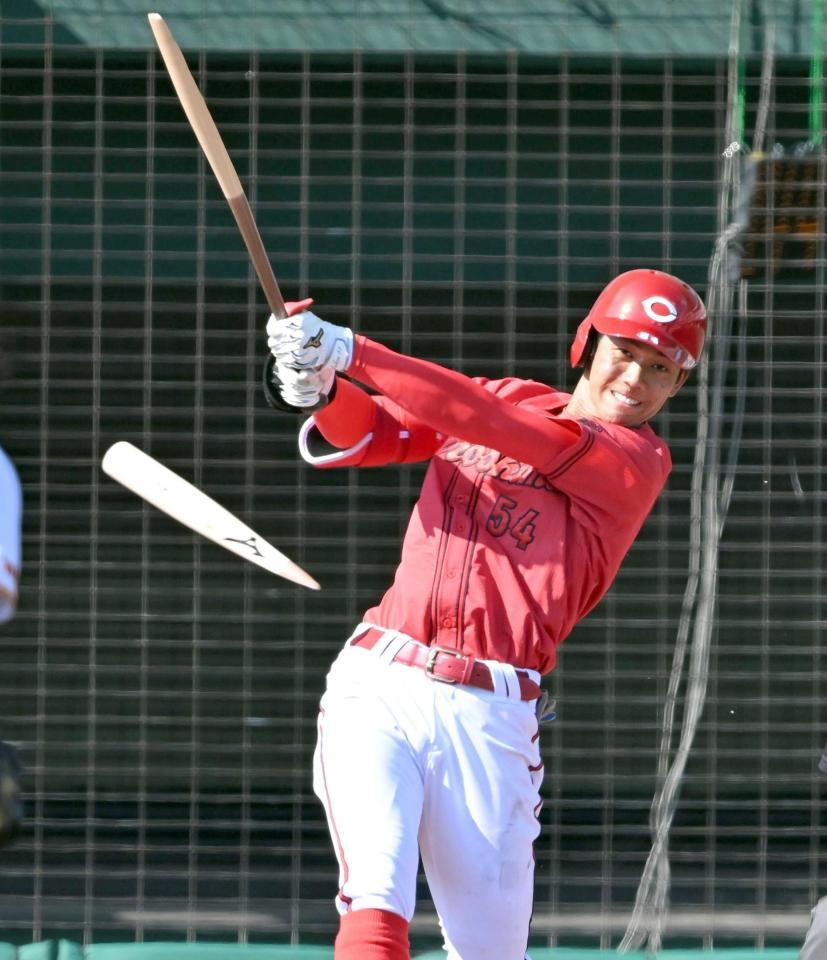 ７回、バットを折りながら左前打を放つ西川（撮影・飯室逸平）