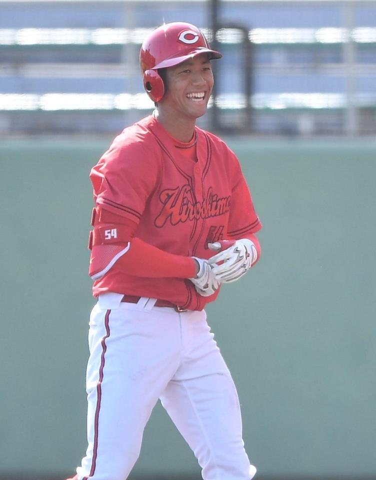 ７回、左前打を放ち笑顔の西川（撮影・開出牧）