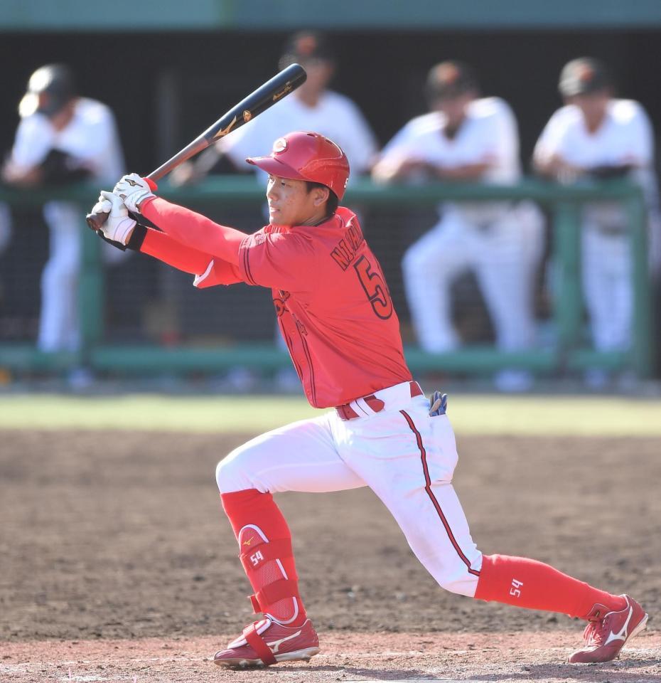 ９回、マルチとなる中前打を放つ西川（撮影・開出牧）