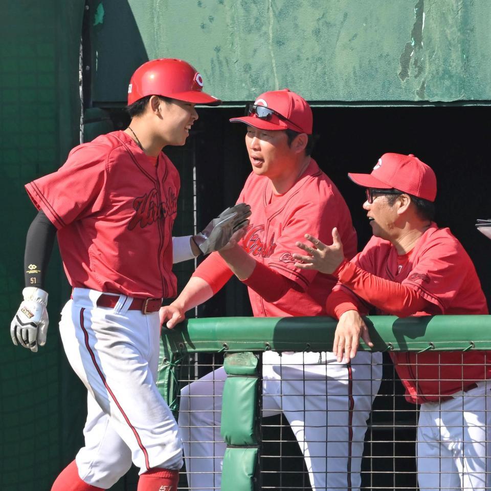 ７回、平川（左）とタッチを交わす新井監督（撮影・飯室逸平）