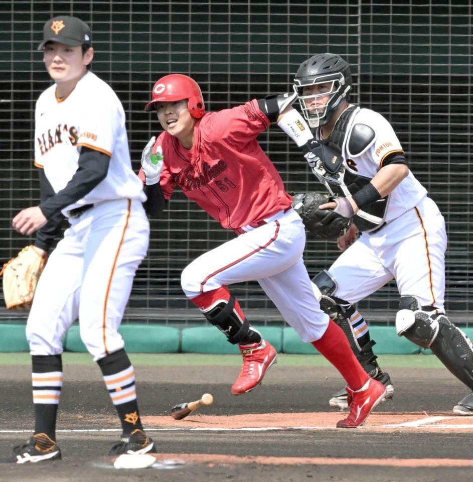 １回、竹丸（左）から中前打を放つ平川（撮影・飯室逸平）