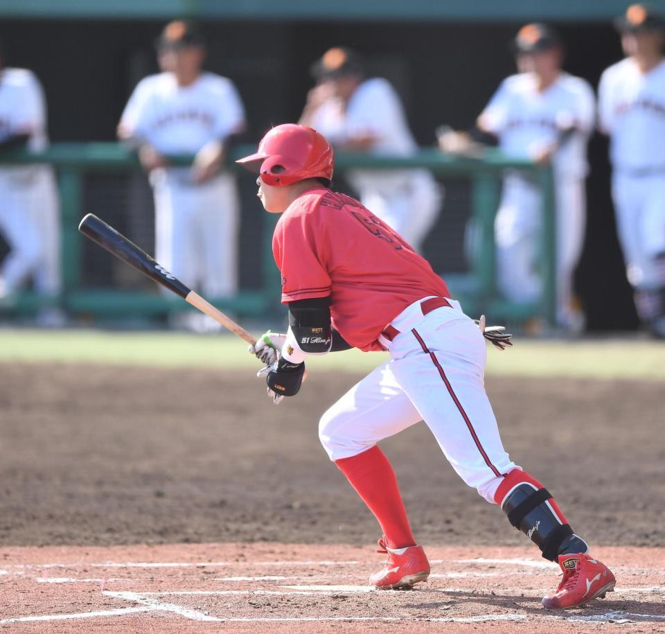 勝ち越しの右前適時打を放つ平川（撮影・開出牧）