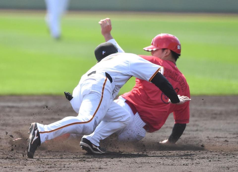 ３回、二盗に成功する平川（後方）。遊撃手・泉口（撮影・開出牧）