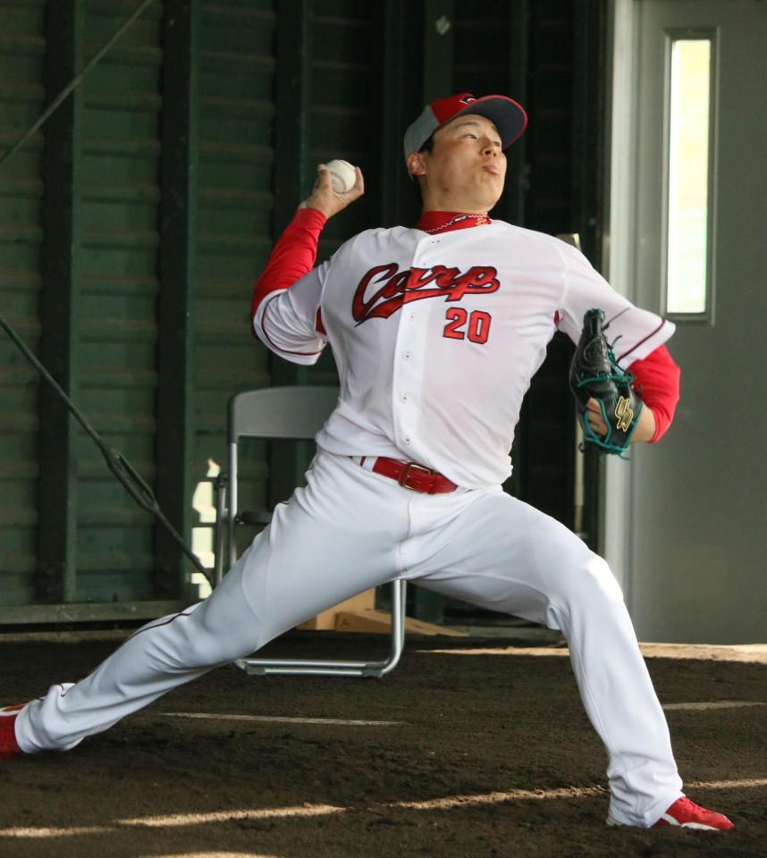 シート打撃登板後、ブルペンで投げ込む栗林（撮影・市尻達拡）