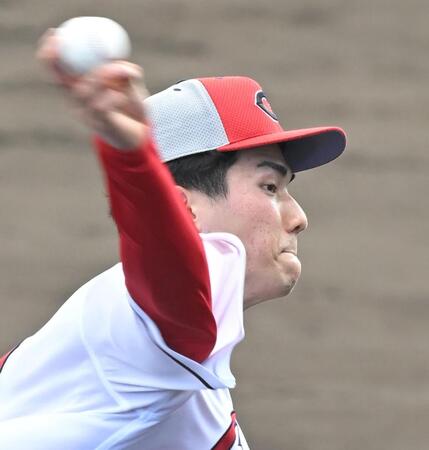 シート打撃で力投する赤木（撮影・飯室逸平）