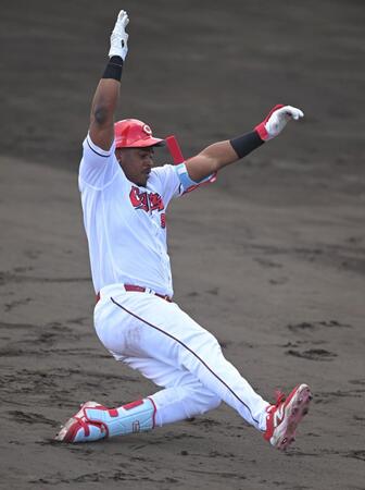 三塁へ滑り込むモンテロ（撮影・飯室逸平）