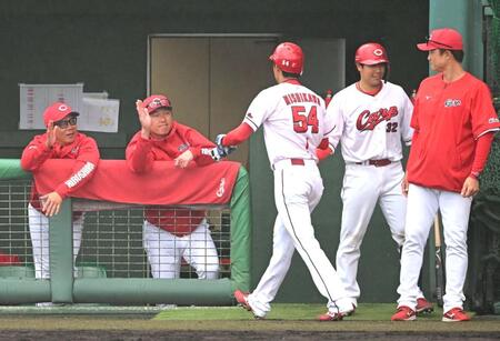 ８回、ナインを迎える新井監督（左から２人目）ら（撮影・飯室逸平）