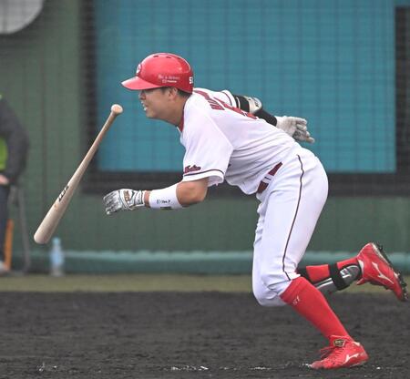 ８回、右前タイムリーを放つ平川（撮影・飯室逸平）