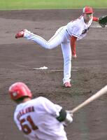 シート打撃で平川（５１）を打ち取る斉藤汰（撮影・飯室逸平）