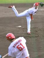 シート打撃で平川を打ち取る斉藤汰（撮影・飯室逸平）