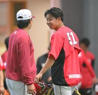 伊藤樹（左）と話す平川（撮影・飯室逸平）