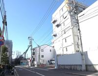 羽月隆太郎容疑者を待つ広島中央警察署別館前（撮影・北村雅宏）