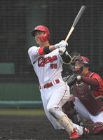 ８回、二塁打を放つ二俣（撮影・飯室逸平）