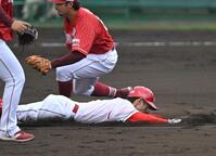 ６回、ヘッドスライディングで二盗を決める辰見（撮影・飯室逸平）