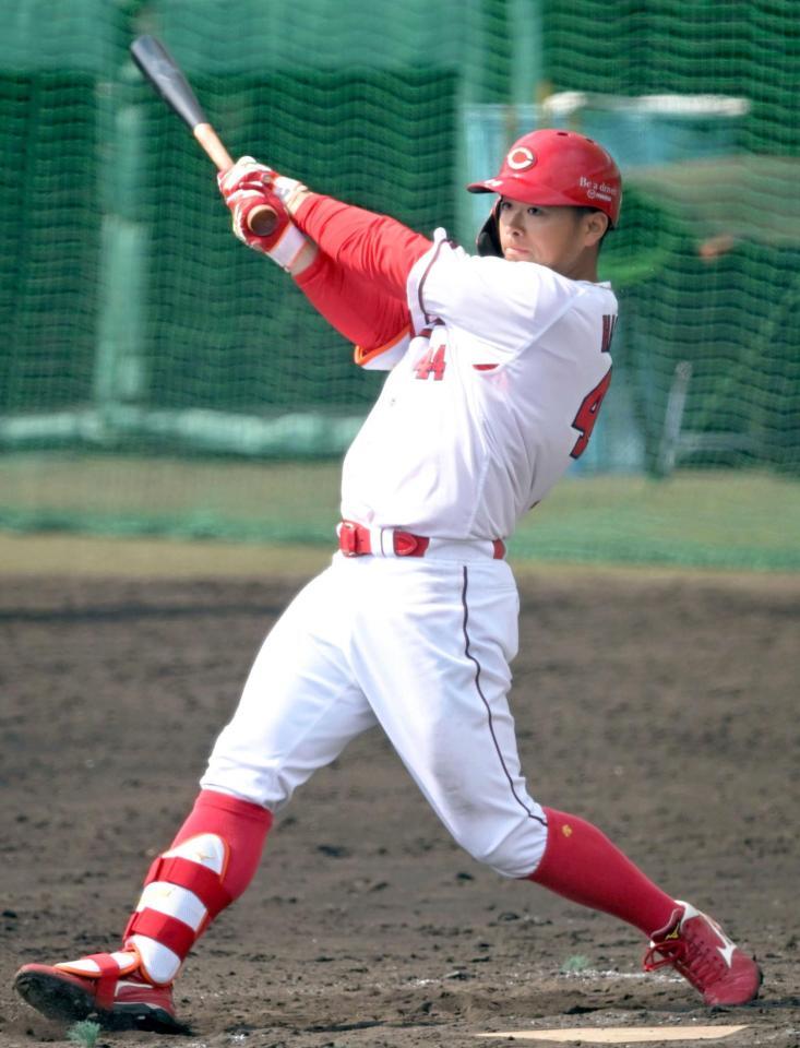 シート打撃で安打を放つ林