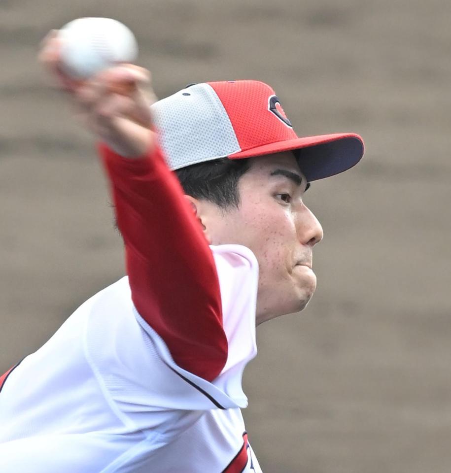 シート打撃で力投する赤木（撮影・飯室逸平）