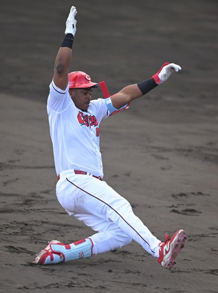 三塁へ滑り込むモンテロ（撮影・飯室逸平）