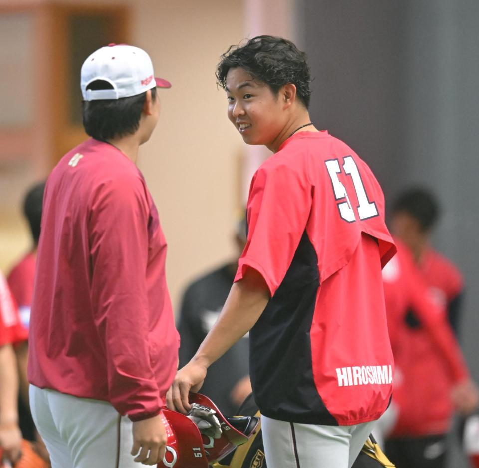 伊藤樹（左）と話す平川（撮影・飯室逸平）