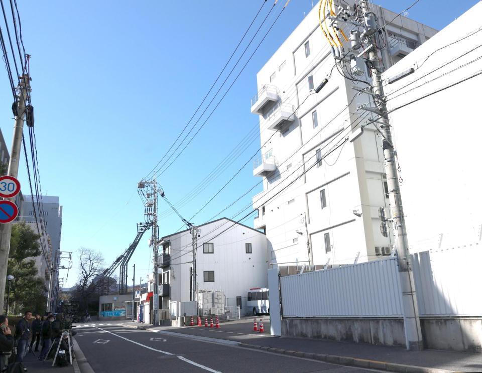 羽月隆太郎容疑者を待つ広島中央警察署別館前（撮影・北村雅宏）